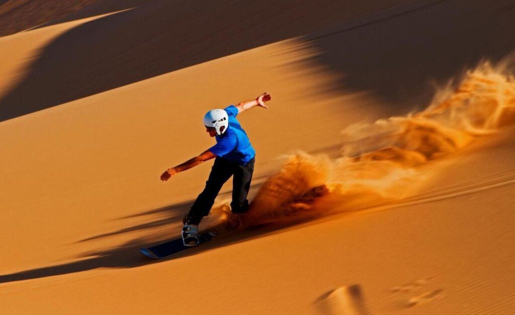 Sandboarding dans les dunes de Merzouga au sud du Maroc